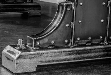 mindustrial – design a ruční výroba industriálního kovového nábytku